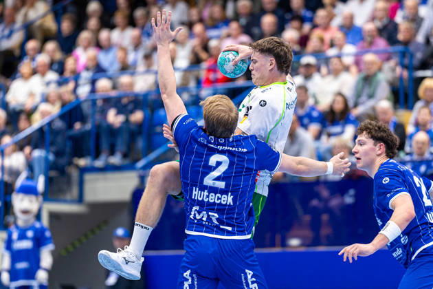L R Lukas Hutecek (TBV Lemgo Lippe), No. 02 in a one-on-one battle with Victor Kloeve (Frisch Auf Göppingen), 07 GER, TBV Lemgo Lippe vs. Frisch Auf Göppingen, Handball, 1st Bundesliga, Matchday 9, 2026–2027 season, October 18, 2026 GER, TBV Lemgo Lippe vs. Frisch Auf Göppingen, Handball, 1st Bundesliga, Matchday 9, 2026–2027 season, October 18, 2026 Lemgo Copyright: xEibner-Pressefoto JanxRollingerx EP_JSK