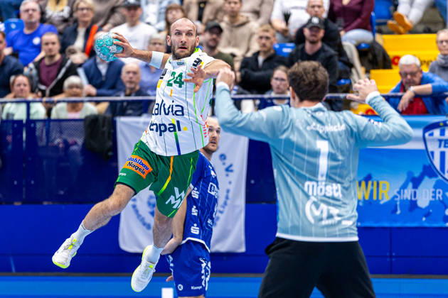 L R Marcel Schiller, Frisch Auf Göppingen, No. 24, taking a shot on goal against Constantin Moestl, TBV Lemgo Lippe, No. 01 GER; TBV Lemgo Lippe vs. Frisch Auf Göppingen, Handball, 1st Bundesliga, Matchday 9, 2026–2027 season, October 18, 2026 GER, TBV Lemgo Lippe vs. Frisch Auf Goeppingen, Handball, 1st Bundesliga, Matchday 9, 2026–2027 season, October 18, 2026 Lemgo Copyright: xEibner-Pressefoto JanxRollingerx EP_JSK