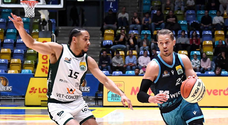 October 18, 2026, xokbx, BBL Basketball Cup, Frankfurt Skyliners vs. VET Concept Gladiators Trier, from left: Thomas Klepeisz (Fraport Skyliners Frankfurt), Jordan Roland (Gladiators Trier), one-on-one, matchup, Frankfurt am Main