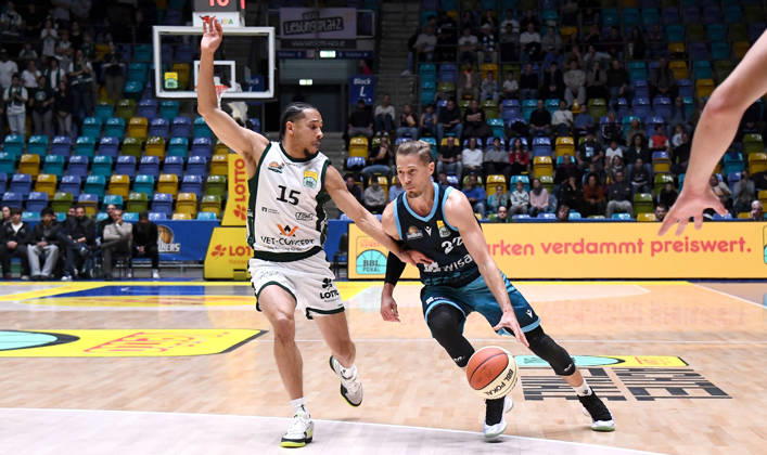 October 18, 2026, xokbx, BBL Basketball Cup, Frankfurt Skyliners vs. VET Concept Gladiators Trier, from left: Thomas Klepeisz (Fraport Skyliners Frankfurt), Jordan Roland (Gladiators Trier), one-on-one, matchup, Frankfurt am Main
