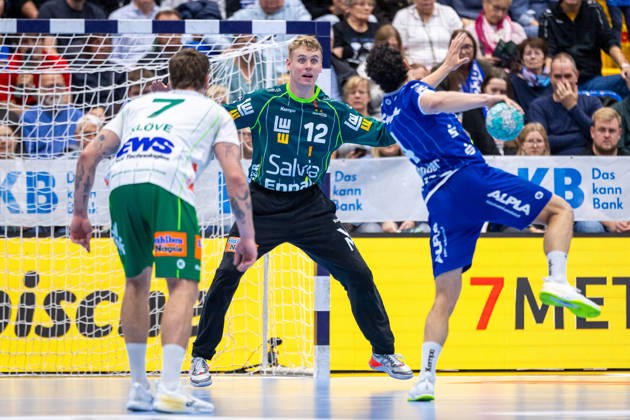 L R Victor Kloeve, Frisch Auf Göppingen, 07; Kristian Saeveras, Frisch Auf Göppingen, 12; Samuel Zehnder, TBV Lemgo Lippe, 04, scoring a goal from a seven-meter throw (GER), TBV Lemgo Lippe vs. Frisch Auf Goeppingen, Handball, 1st Bundesliga, Matchday 9, 2026–2027 season, October 18, 2026 GER, TBV Lemgo Lippe vs. Frisch Auf Göppingen, Handball, 1st Bundesliga, Matchday 9, 2026–2027 season, October 18, 2026 Lemgo Copyright: xEibner-Pressefoto JanxRollingerx EP_JSK