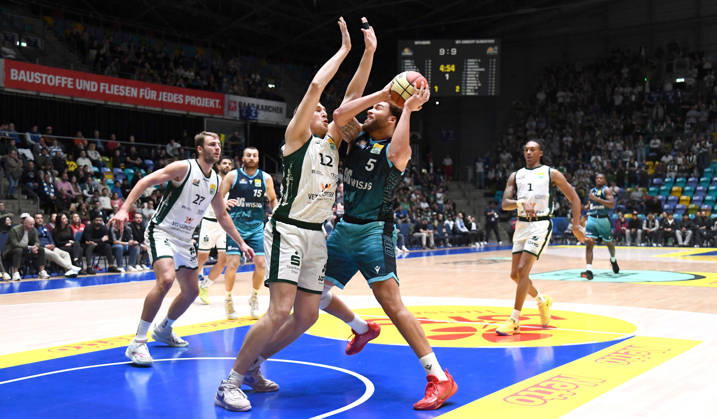 October 18, 2026, xokbx, BBL Basketball Cup, Frankfurt Skyliners vs. VET Concept Gladiators Trier, Race Thompson (Fraport Skyliners Frankfurt), Marten Linssen (Gladiators Trier), one-on-one, duel, shot, Frankfurt am Main