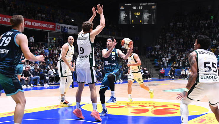 October 18, 2026, xokbx, BBL Basketball Cup, Frankfurt Skyliners vs. VET Concept Gladiators Trier, Ryan Arcidiacono (Fraport Skyliners Frankfurt), Marco Hollersbacher (Gladiators Trier), head-to-head matchup, Frankfurt am Main