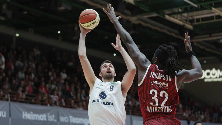 Pictured, from left: Kresimir Nikic of Syntainics MBC, No. 9, making a layup against Charles Thompson of Wuerzburg Baskets, No. 32 (18 10 2026), Fitness First Wuerzburg Baskets vs. SYNTAINICS MBC, Netto BBL Cup, Round of 16, Germany, 97072, tectake Arena Wuerzburg, Copyright: HMBxMedia xJulienxBecker