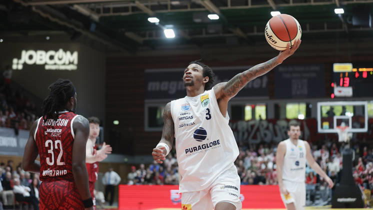 Pictured from left: Charles Thompson of Würzburg Baskets, No. 32, and DeLonnie Hunt of Syntainics MBC, No. 3, making a layup on October 18, 2026, Fitness First Würzburg Baskets vs. SYNTAINICS MBC, Netto BBL Cup, Round of 16, Germany, 97072, tectake Arena Würzburg, Copyright: HMBxMedia xJulienxBecker