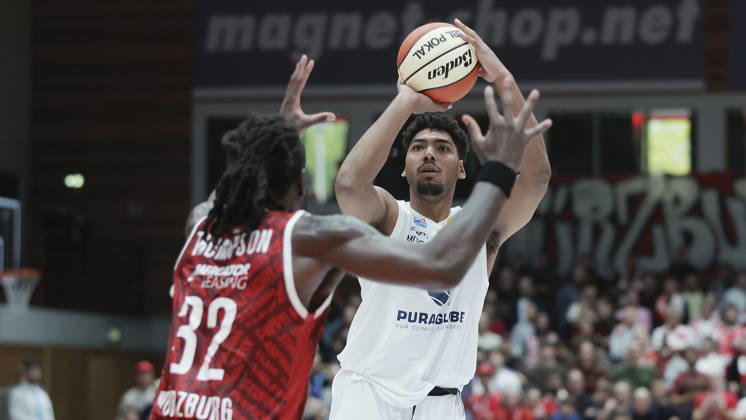 Pictured from left: Charles Thompson of Würzburg Baskets, 32, against Kostja Mushidi of Syntainics MBC, 10, with the ball on October 18, 2026, Fitness First Würzburg Baskets vs. SYNTAINICS MBC, Netto BBL Cup, Round of 16, Germany, 97072, tectake Arena Würzburg, Copyright: HMBxMedia xJulienxBecker