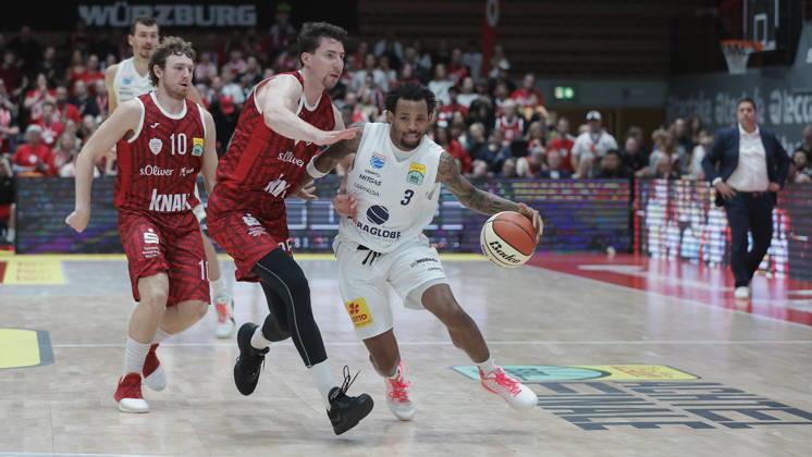 Pictured from left: Calvin Wishart (Würzburg Baskets, 10) and Alen Pjanic (Würzburg Baskets, 35) against DeLonnie Hunt (SYNTAINICS MBC, 3) with the ball, August 18, 2026, Fitness First Würzburg Baskets vs. SYNTAINICS MBC, Netto BBL Cup, Round of 16, Germany, 97072, tectake Arena Würzburg, Copyright: HMBxMedia xJulienxBecker