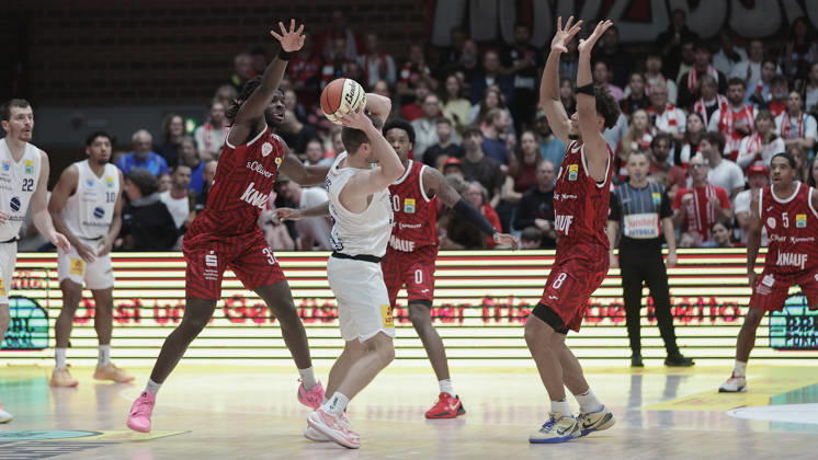 Pictured from left: Charles Thompson (Wuerzburg Baskets, 32), Spencer Reaves (SYNTAINICS MBC, 31) with the ball, Eddie Colbert III (Wuerzburg Baskets, 0), and Brandon Tischler (Wuerzburg Baskets, 8 18 10 2026), Fitness First Würzburg Baskets vs. SYNTAINICS MBC, Netto BBL Cup, Round of 16, Germany, 97072, tectake Arena Würzburg, Copyright: HMBxMedia xJulienxBecker