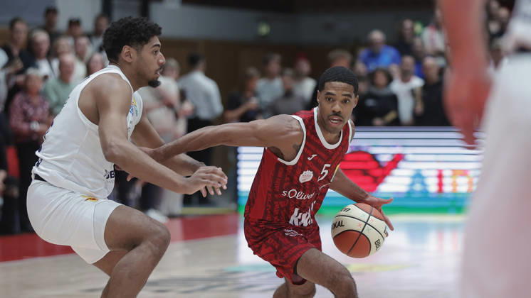 Pictured from left: Kostja Mushidi (SYNTAINICS MBC), 10, vs. Kenny Dye (Würzburg Baskets), 5, 18, 10, 2026, Fitness First Würzburg Baskets vs. SYNTAINICS MBC, Netto BBL Cup, Round of 16, Germany, 97072, tectake Arena Würzburg, Copyright: HMBxMedia xJulienxBecker