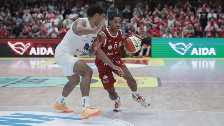 Pictured from left: Kostja Mushidi of Syntainics MBC, 10, against Kenny Dye of Wuerzburg Baskets, 5, with the ball, August 18, 2026, Fitness First Würzburg Baskets vs. SYNTAINICS MBC, Netto BBL Cup, Round of 16, Germany, 97072, tectake Arena Würzburg, Copyright: HMBxMedia xJulienxBecker