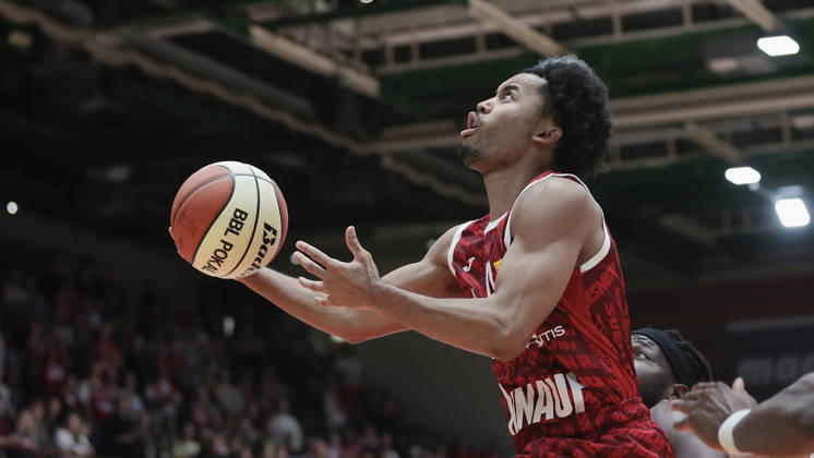 Pictured: Sam Griffin of the Würzburg Baskets, No. 4, making a layup, 18 10 2026, Fitness First Würzburg Baskets vs. SYNTAINICS MBC, Netto BBL Cup, Round of 16, Germany, 97072, tectake Arena Würzburg, Copyright: HMBxMedia xJulienxBecker