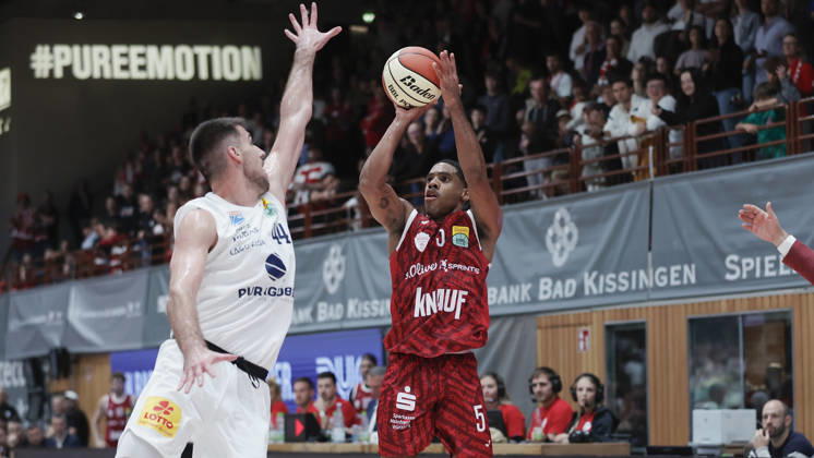 Pictured from left: Jure Planinic of Syntainics MBC, 44, against Kenny Dye of Wuerzburg Baskets, 5, with a three-pointer, 18 10 2026, Fitness First Würzburg Baskets vs. SYNTAINICS MBC, Netto BBL Cup, Round of 16, Germany, 97072, tectake Arena Würzburg, Copyright: HMBxMedia xJulienxBecker