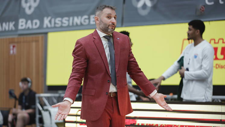 Pictured: Head Coach Vladimir Jovanovic of SYNTAINICS MBC looks on in amazement, October 18, 2026, Fitness First Würzburg Baskets vs. SYNTAINICS MBC, Netto BBL Cup, Round of 16, Germany, 97072, tectake Arena Würzburg, Copyright: HMBxMedia xJulienxBecker