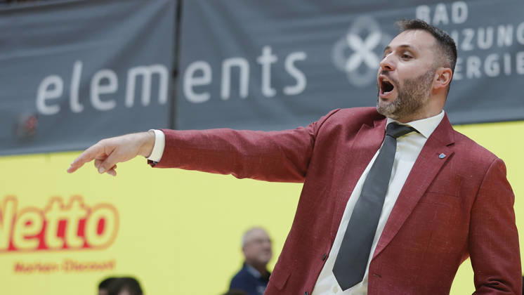 Pictured: Head Coach Vladimir Jovanovic of Syntainics MBC giving instructions on October 18, 2026, Fitness First Würzburg Baskets vs. SYNTAINICS MBC, Netto BBL Cup, Round of 16, Germany, 97072, tectake Arena Würzburg, Copyright: HMBxMedia xJulienxBecker