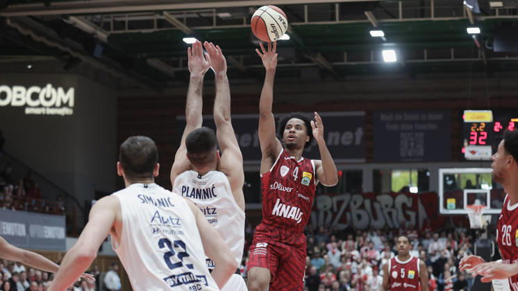 Pictured from left: Borisa Simanic of Syntainics MBC, No. 22, against Sam Griffin of Wuerzburg Baskets, No. 4, on a layup, 18 10 2026, Fitness First Wuerzburg Baskets vs. SYNTAINICS MBC, Netto BBL Cup, Round of 16, Germany, 97072, tectake Arena Wuerzburg, Copyright: HMBxMedia xJulienxBecker