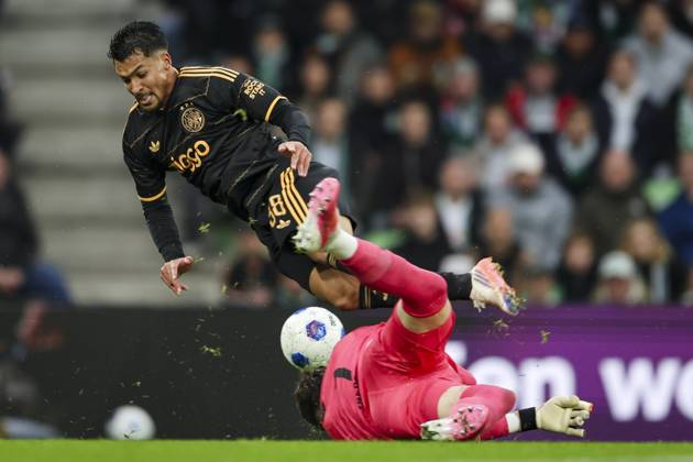 Sport Bilder des Tages GRONINGEN - (lr) FC Groningen goalkeeper Etienne Vaessen commits a foul on Marcos Leonardo of Ajax resulting in a penalty during the Dutch Eredivisie match between FC Groningen and Ajax at the Euroborg stadium on October 18, 2026 in Groningen, the Netherlands. SONNY LENSEN ANP Eredivisie 2026 27 xVIxANPxSportx xxANPxIVx 572850734 originalFilename: 572850734.jpg