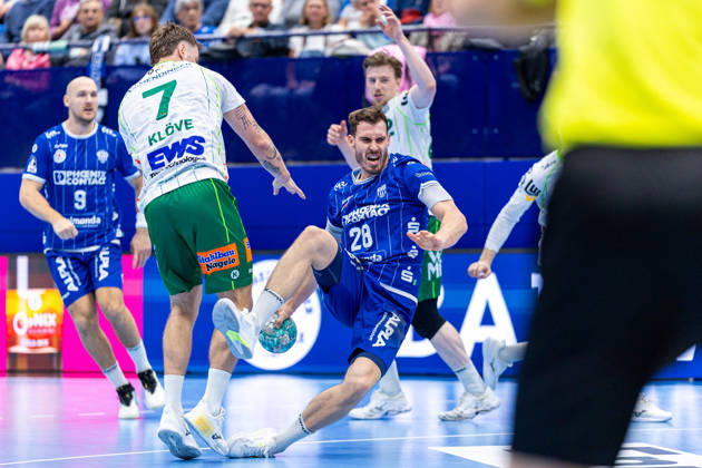 L R Victor Kloeve, Frisch Auf Göppingen, No. 7, in a duel with Hendrik Wagner, TBV Lemgo Lippe, No. 28, GER, TBV Lemgo Lippe vs. Frisch Auf Göppingen, Handball, 1st Bundesliga, Matchday 9, 2026–2027 season, October 18, 2026, GER, TBV Lemgo Lippe vs. Frisch Auf Göppingen, Handball, 1st Bundesliga, Matchday 9, 2026–2027 season, October 18, 2026, Lemgo Copyright: xEibner-Pressefoto JanxRollingerx EP_JSK