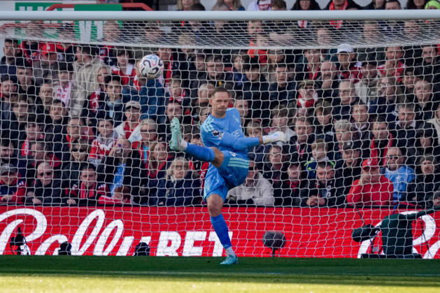 Premier League: Nottingham Forest v Arsenal Nottingham Forest goalkeeper Matz Sels takes a goal kick during the Premier League match Nottingham Forest vs Arsenal at City Ground, Nottingham, United Kingdom on 18 October 2026 (Photo by Maynard Manyowa News Images) Nottingham City Ground Nottinghamshire United Kingdom Copyright: xMaynardxManyowa NewsxImagesx