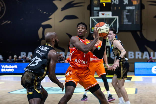 October 18, 2026, GER, BBL easyCredit Basketball Bundesliga Cup, Round of 16, Braunschweig, Basketball Löwen Braunschweig vs. Niners Chemnitz, Phlandrous Fleming Jr., Niners Chemnitz, 1, Sheldon Edwards, Basketball Löwen Braunschweig, 13, Braunschweig Volkswagen Arena, Lower Saxony, Germany