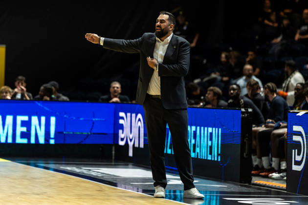 October 18, 2026, GER, BBL easyCredit Basketball Bundesliga Cup, Round of 16, Braunschweig, Basketball Löwen Braunschweig vs. Niners Chemnitz; Ramon Diaz Sanchez, coach of Basketball Löwen Braunschweig, gives hand signals; Braunschweig Volkswagen Arena, Lower Saxony, Germany