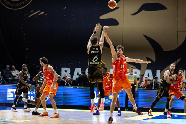 October 18, 2026, GER, easyCredit Basketball Bundesliga Cup, Round of 16, Braunschweig, Basketball Löwen Braunschweig vs. Niners Chemnitz, Ferdinand Zylka (Basketball Löwen Braunschweig), 6, Jannis von Seckendorff, Niners Chemnitz, 90, Braunschweig Volkswagen Arena, Lower Saxony, Germany