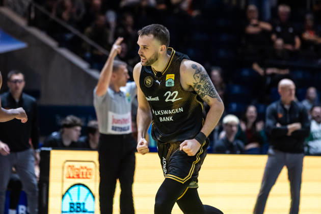 October 18, 2026, GER, BBL easyCredit Basketball Bundesliga Cup, Round of 16, Braunschweig, Basketball Löwen Braunschweig vs. Niners Chemnitz, Felipe Haase Thiers, Basketball Löwen Braunschweig, 22 fans celebrate at the Volkswagen Arena in Braunschweig, Lower Saxony, Germany