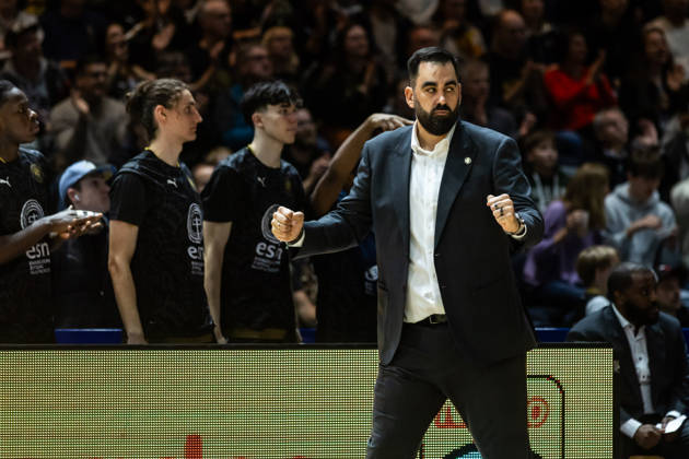 October 18, 2026, GER, BBL easyCredit Basketball Bundesliga Cup, Round of 16, Braunschweig, Basketball Löwen Braunschweig vs. Niners Chemnitz; Ramon Diaz Sanchez, coach of Basketball Löwen Braunschweig, celebrates at the Volkswagen Arena in Braunschweig, Lower Saxony, Germany