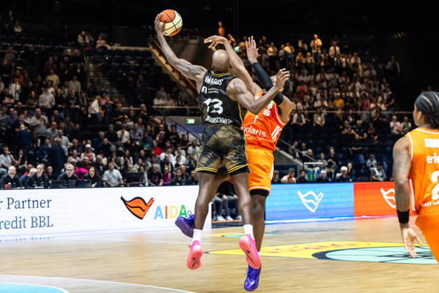 October 18, 2026, GER, BBL easyCredit Basketball Bundesliga Cup, Round of 16, Braunschweig, Basketball Löwen Braunschweig vs. Niners Chemnitz, Phlandrous Fleming Jr., Niners Chemnitz, 1, Sheldon Edwards, Basketball Löwen Braunschweig, 13, Braunschweig Volkswagen Arena, Lower Saxony, Germany