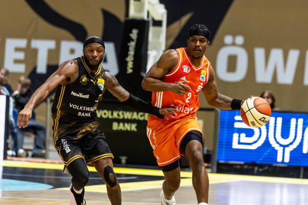 October 18, 2026, GER, BBL easyCredit Basketball Bundesliga Cup, Round of 16, Braunschweig, Basketball Löwen Braunschweig vs. Niners Chemnitz, Stefan Smith (Niners Chemnitz), 2, De™Jour Reaves (Basketball Löwen Braunschweig), 3, Braunschweig Volkswagen Arena, Lower Saxony, Germany