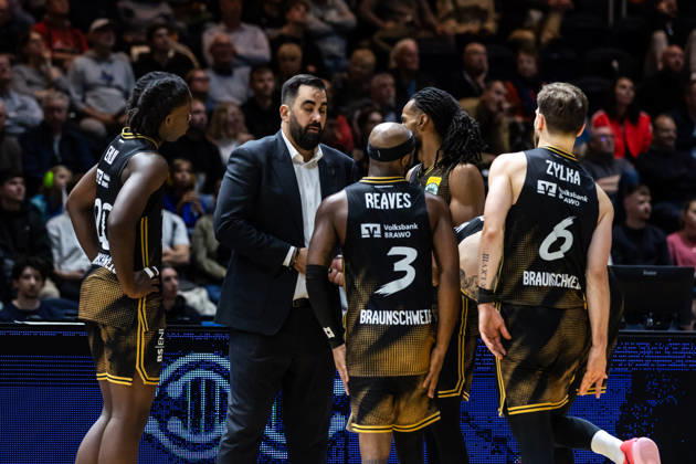 October 18, 2026, GER, BBL easyCredit Basketball Bundesliga Cup, Round of 16, Braunschweig, Basketball Löwen Braunschweig vs. Niners Chemnitz; Ramon Diaz Sanchez, coach of Basketball Löwen Braunschweig, talks with his players at the Volkswagen Arena in Braunschweig, Lower Saxony, Germany