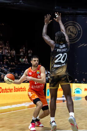 October 18, 2026, GER, BBL easyCredit Basketball Bundesliga Cup, Round of 16, Braunschweig, Basketball Löwen Braunschweig vs. Niners Chemnitz, Mateo Å eriÄ‡ (Niners Chemnitz), 21, Noah Eklou (Basketball Löwen Braunschweig), 20, Braunschweig Volkswagen Arena, Lower Saxony, Germany