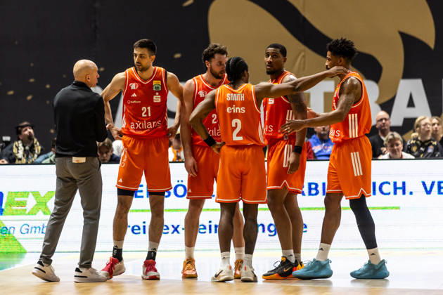 October 18, 2026, GER, BBL easyCredit Basketball Bundesliga Cup, Round of 16, Braunschweig, Basketball Löwen Braunschweig vs. Niners Chemnitz; Rodrigo Pastore, Head Coach of the Niners Chemnitz, speaks with his players at the Volkswagen Arena in Braunschweig, Lower Saxony, Germany