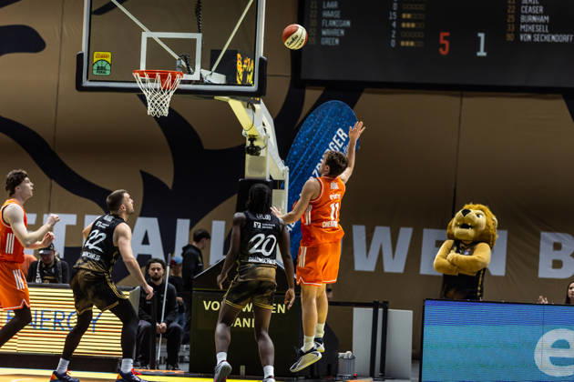October 18, 2026, GER, BBL easyCredit Basketball Bundesliga Cup, Round of 16, Braunschweig, Basketball Löwen Braunschweig vs. Niners Chemnitz, Elias Rödl (Niners Chemnitz), 11, Noah Eklou (Basketball Löwen Braunschweig), 20, Braunschweig Volkswagen Arena, Lower Saxony, Germany