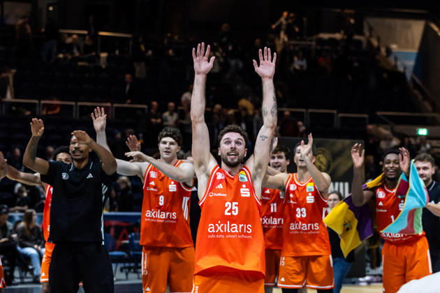 October 18, 2026, GER, BBL easyCredit Basketball Bundesliga Cup, Round of 16, Braunschweig, Basketball Löwen Braunschweig vs. Niners Chemnitz, Ben Burnham (Niners Chemnitz), 25, celebrates with the team at the Braunschweig Volkswagen Arena, Lower Saxony, Germany