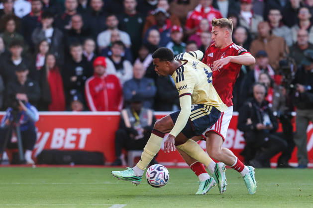 Nottingham Forest v Arsenal, Premier League Gabriel of Arsenal battle for the ball with Liam Delap of Nottingham Forest during the Nottingham Forest v Arsenal Premier League match at the City Ground, West Bridgford, England on 18 October 2026 Credit: Richard Bierton Every Second Media Editorial use only. All images are copyright Every Second Media Limited. No images may be reproduced without prior permission. All rights reserved. Premier League and Football League images are subject to licensing agreements with Football DataCo Limited. see https: www.football-dataco.com Copyright: xIMAGO EveryxSecondxMediax ESM-2229-0014 RichardxBiertonx xEveryxSecondxMediax