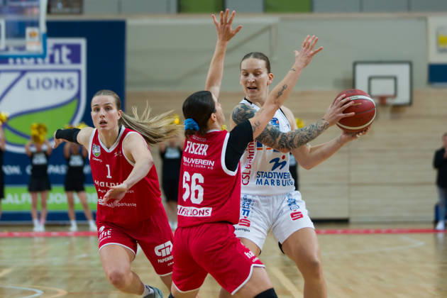 Lee Volker (Lions), 1, Dominika Fiszer (Lions), 66, Lea Debeljak (Marburg), 20, halfit Lions vs. BC Marburg Blue Dolphins, Women s Basketball, 1st Bundesliga, DBBL, Matchday 3 of the 2026–27 season, October 18, 2026, at the SWH Arena in Saxony-Anhalt, Germany