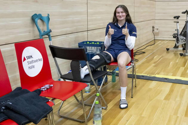 Toyota DBBL 2026–2027: HalFit Lions vs. BC Marburg, Halle an der Saale, Germany, October 18, 2026. Pictured: Nicole Brochlitz of Halle sits on the sidelines after suffering a serious injury during the last home game at the Halle an der Saale swh Arena in Saxony-Anhalt, Germany.