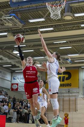 Toyota DBBL 2026–2027 HalFit Lions vs. BC Marburg Halle Saale, Germany, October 18, 2026. Pictured, from left: Lee Volker (Halle) and Allyson Fertig (Marburg Halle Saale), swh Arena, Saxony-Anhalt, Germany