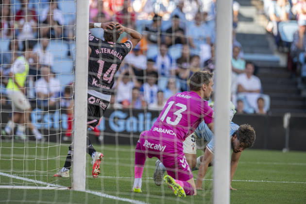 La Liga: EA Sports RC Celta vs. Deportivo Alavés. Nahuel Tenaglia of Alavés during Matchday 9: RC Celta vs. Deportivo Alavés on October 18, 2026, at Abanca Balaidos Stadium, Vigo, Spain Copyright: xLuisxLorenzox xAgenciaxLOFx