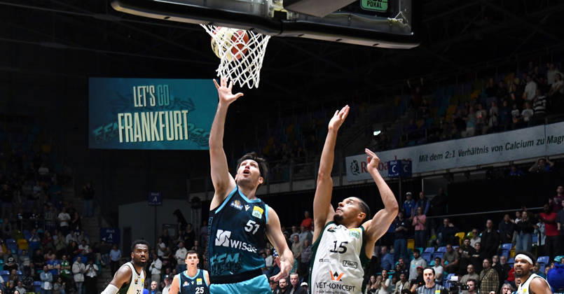 October 18, 2026, xokbx, BBL Basketball Cup, Frankfurt Skyliners vs. VET Concept Gladiators Trier; Ryan Arcidiacono, Fraport Skyliners Frankfurt; Jordan Roland, Gladiators Trier; one-on-one, duel, shot; Frankfurt am Main