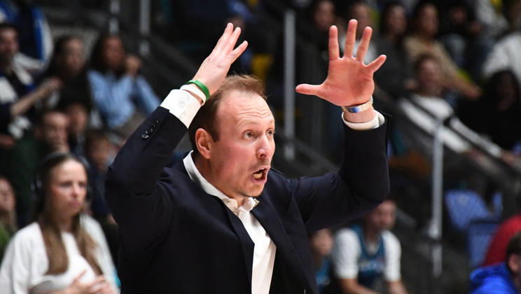 October 18, 2026, xokbx, BBL Basketball Cup, Frankfurt Skyliners vs. VET Concept Gladiators Trier, Head Coach Jacques Schneider of the Gladiators Trier, facial expressions, gestures, emotions, upset, angry, dissatisfied, shocked, Frankfurt am Main