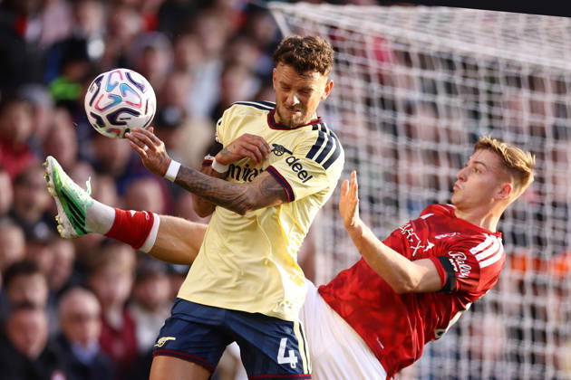 Nottingham Forest gegen Arsenal, 18. Oktober 2026, Nottingham, Premier League, Fußball: Nottingham Forest gegen Arsenal. Ben White von Arsenal im Zweikampf mit Liam Delap von Nottingham Forest. Foto: Jacques Feeney, Offside, Nottingham, Großbritannien  Copyright: xJacquesxFeeneyx xOffsidexOffside