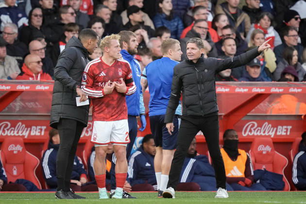 Premier League: Nottingham Forest v Arsenal Oliver Glasner manager of Nottingham Forest speaks to Fourth official Farai Hallam during the Premier League match Nottingham Forest vs Arsenal at City Ground, Nottingham, United Kingdom on 18 October 2026 (Photo by Maynard Manyowa News Images) Nottingham City Ground Nottinghamshire United Kingdom Copyright: xMaynardxManyowa NewsxImagesx