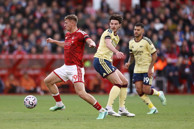 Nottingham Forest gegen Arsenal, 18. Oktober 2026, Nottingham, Premier League, Fußball: Nottingham Forest gegen Arsenal – Liam Delap von Nottingham Forest setzt sich gegen Declan Rice von Arsenal durch. Foto: Jacques Feeney. Abseits. Nottingham, Großbritannien  Copyright: xJacquesxFeeneyx xOffsidexOffside