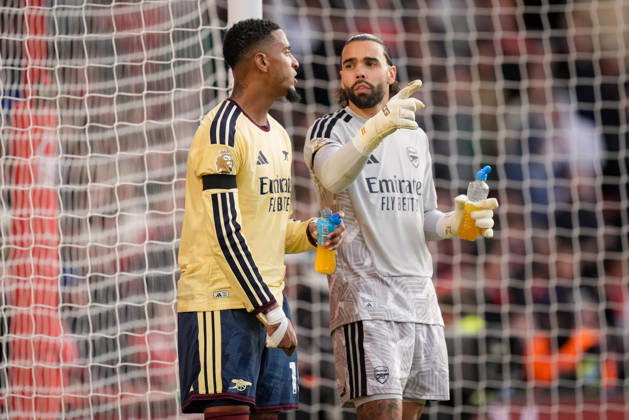 Premier League: Nottingham Forest v Arsenal Arsenal goalkeeper David Raya gives his team instructions to Ezri Konsa of Arsenal during the Premier League match Nottingham Forest vs Arsenal at City Ground, Nottingham, United Kingdom on 18 October 2026 (Photo by Maynard Manyowa News Images) Nottingham City Ground Nottinghamshire United Kingdom Copyright: xMaynardxManyowa NewsxImagesx