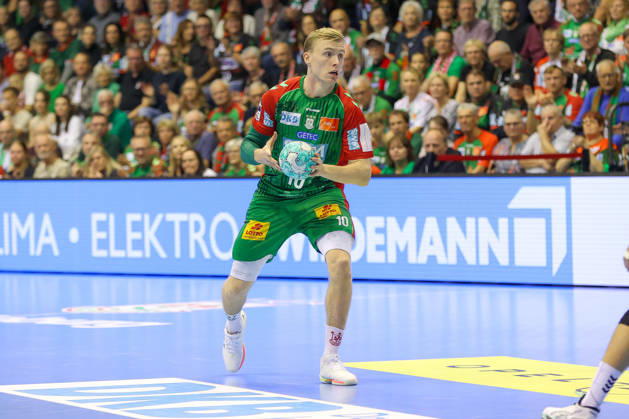 October 18, 2026, xgox, Handball: Opel HBL SC Magdeburg vs. TVB Stuttgart emspor, from left: Gisli, Thorgeir, Kristjansson (Magdeburg), 10 with the ball, plays the ball (Magdeburg)