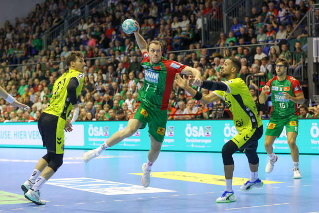 October 18, 2026, xgox, Handball Opel HBL SC Magdeburg vs. TVB Stuttgart emspor, from left: Felix Claar (Magdeburg), 7 takes a shot, goal scorer, scores a goal, Magdeburg