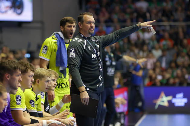 October 18, 2026, xgox, Handball Opel HBL SC Magdeburg vs. TVB Stuttgart emspor, from left: Mischa Kaufmann (Stuttgart), coach giving instructions, gesturing with his arms, gesticulate, gives instructions (Magdeburg)