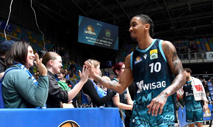 October 18, 2026, xokbx, BBL Basketball Cup, Frankfurt Skyliners vs. VET Concept Gladiators Trier; Judah Mintz of the Fraport Skyliners Frankfurt celebrates and cheers the victory with the fans, high-fiving them in Frankfurt am Main