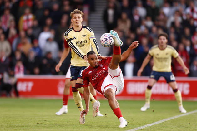 Nottingham Forest gegen Arsenal, 18. Oktober 2026, Nottingham, Premier League, Fußball: Nottingham Forest gegen Arsenal. Murillo von Nottingham Forest versucht unter dem Druck von Martin Odegaard von Arsenal einen Fallrückzieher. Foto: Jacques Feeney. Abseits. Nottingham, Großbritannien  Copyright: xJacquesxFeeneyx xOffsidexOffside